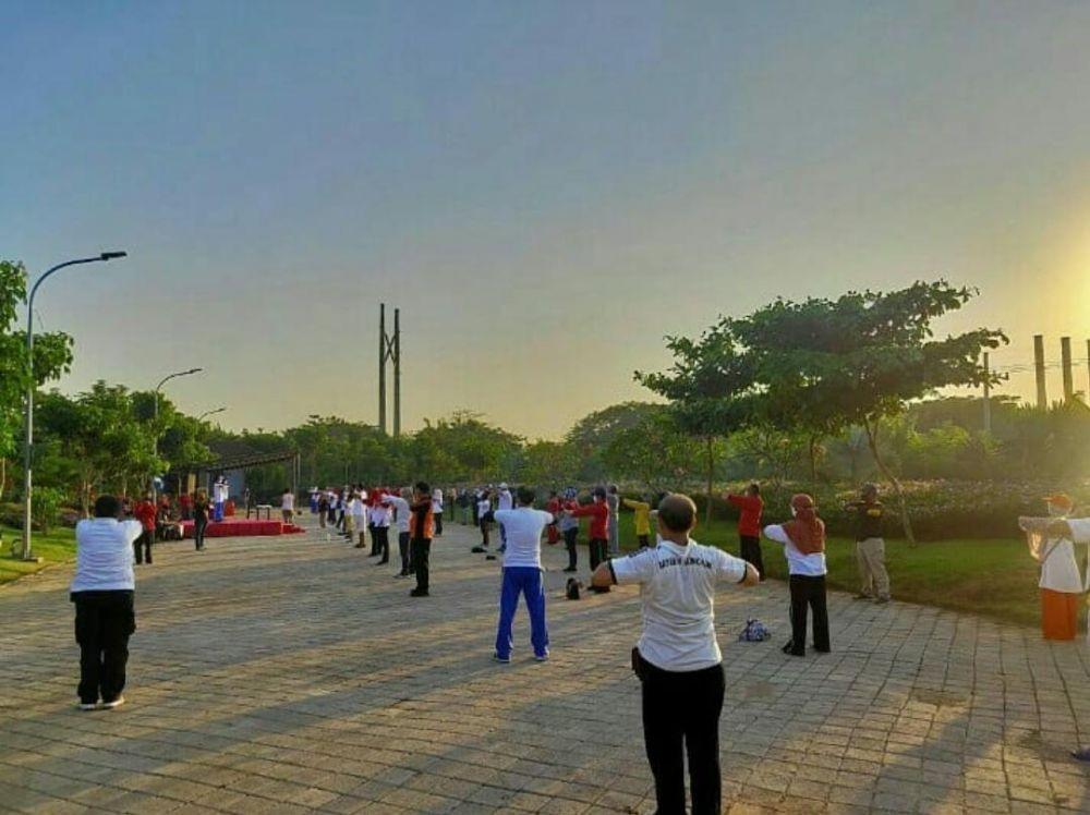 Senam pernapasan massal bagi survivor COVID-19 oleh Pemkot Surabaya, Sabtu (25/7/2020). Dok BPB dan Linmas Surabaya