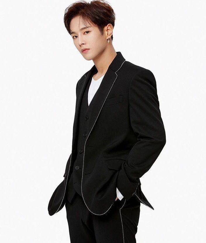 instagram.com/official_uniq5