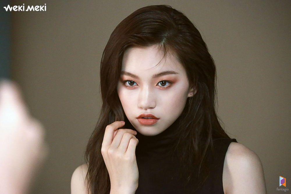 10 Potret Menawan Doyeon Weki Meki dengan Kaki Jenjang