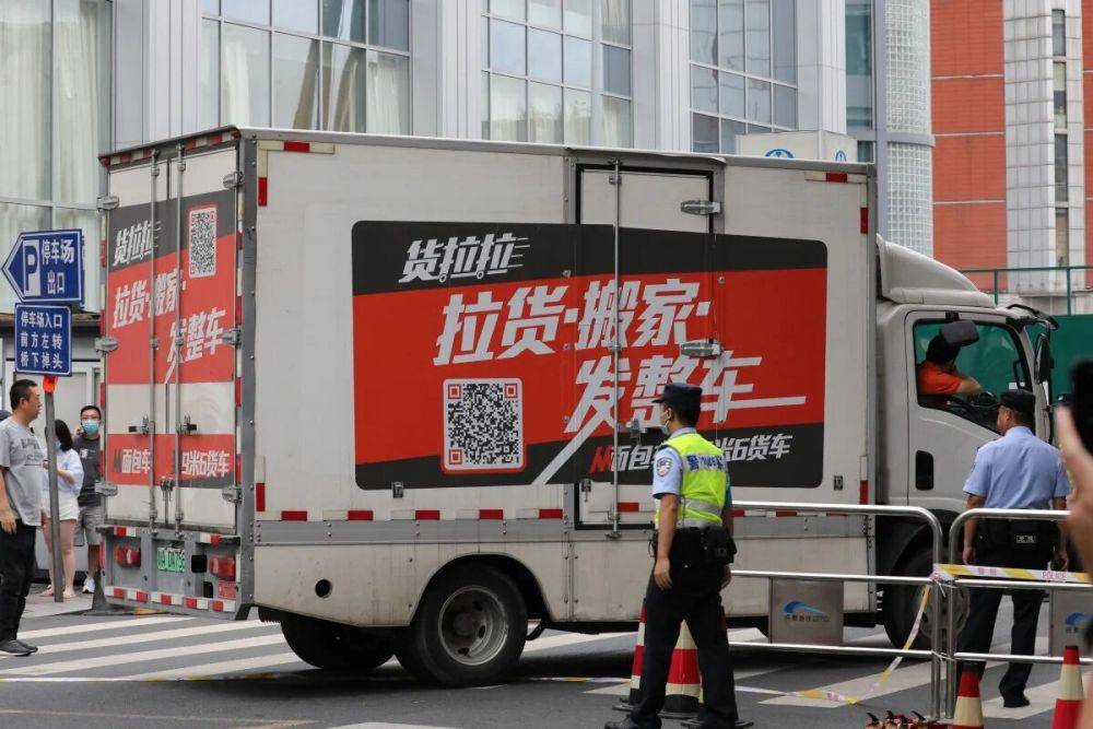 Truk yang mengangkut barang dari kantor konsulat AS di Chengdu pada Sabtu (25/07). Foto diambil oleh Simon Wang.