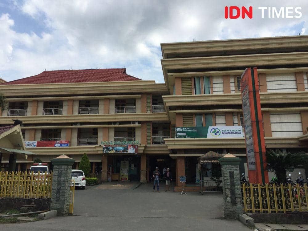 Gedung RS Sembiring Kec. Delitua Kab. Deli Serdang (IDN Times/ Indah Permata Sari)