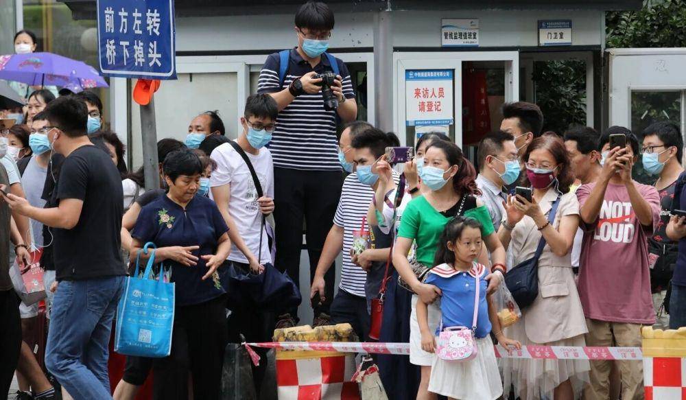 Masyarakat yang berkerumun untuk menyaksikan penutupan kantor konsulat AS di Chengdu. Foto oleh Simon Song.