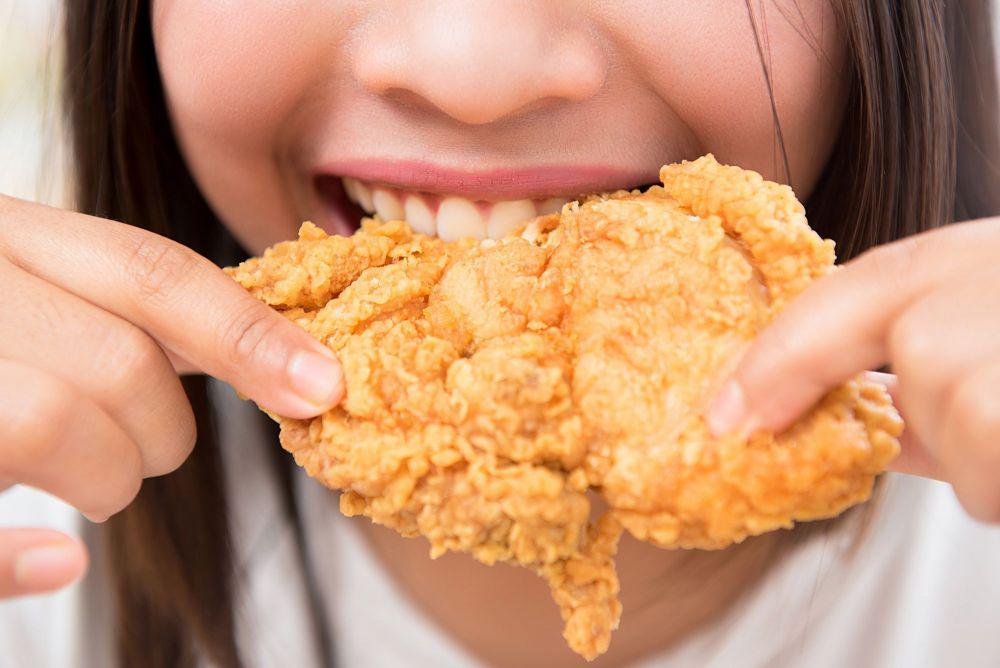 10 Hukum Teraneh di Seluruh Dunia, Makan Ayam Harus Tangan Kosong?