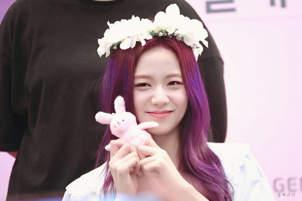 10 Potret Jisoo BLACKPINK Kenakan Flower Crown, Pesona Bak Bidadari