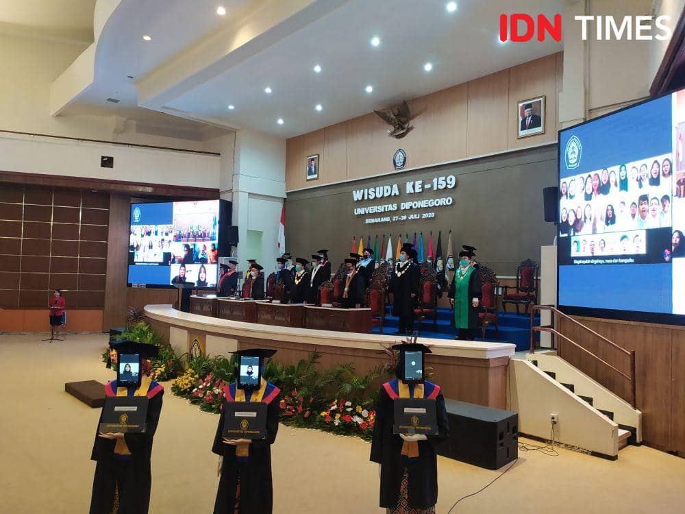 Mahasiswi Psikologi Undip Semarang Wisuda Pakai Robot, Canggih!