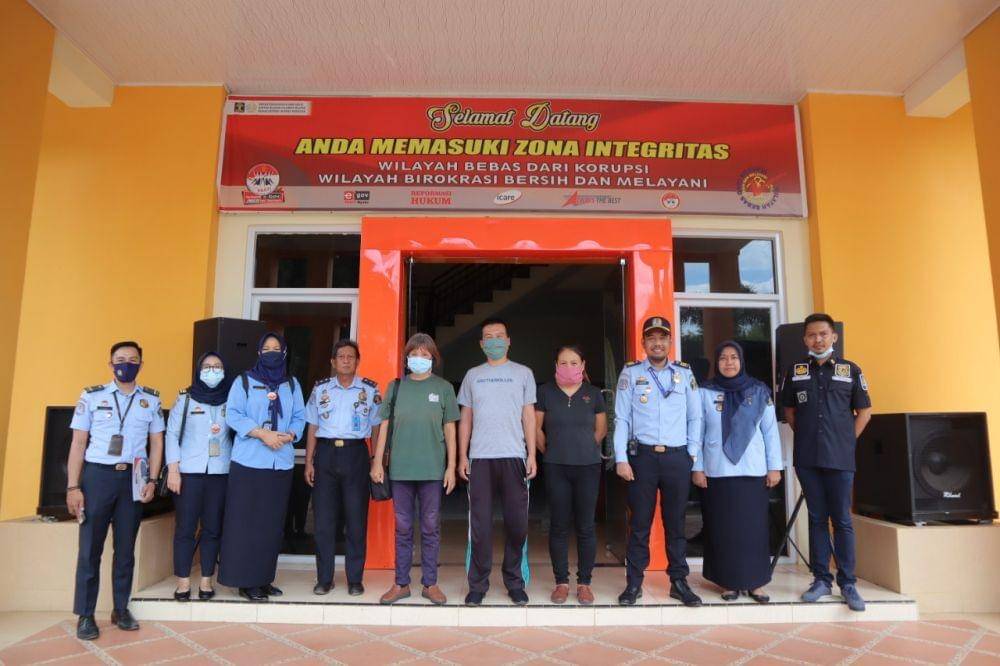 Proses penjemputan WNA asal Tiongkok dari Rudeni Makassar. IDN Times/Rudenim Makassar