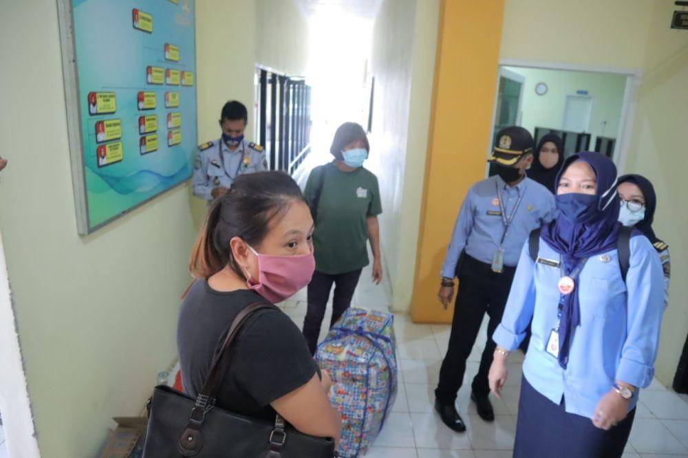 Proses penjemputan WNA asal Tiongkok dari Rudeni Makassar. IDN Times/Rudenim Makassar