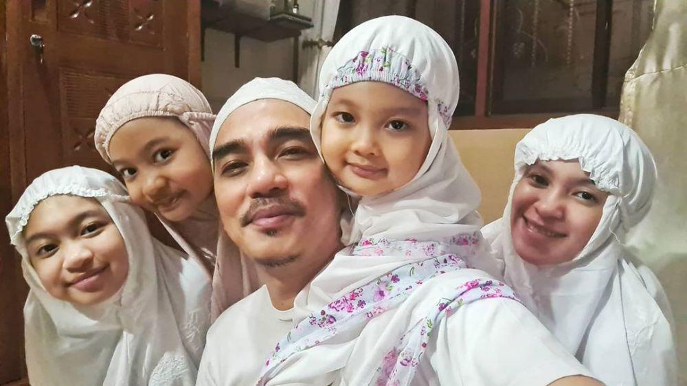 10 Potret Kompak Enda Ungu Bareng Ketiga Anaknya, Ayah Idaman!