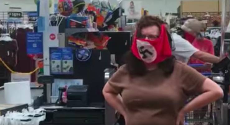 Pasangan yang berbelanja di Walmart dengan memakai masker Nazi di Minnesota, Amerika Serikat. facebook.com/Raphaela Mueller