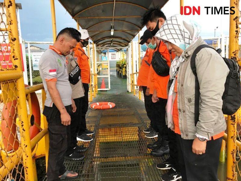 Sebelum melakukan pencarian petugas BPBD PPU doa bersama dipimpin Kabid Kedaruratan dan Logistik Nurlaila (IDN Times/Ervan Masbanjar)