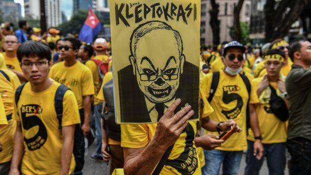 Poster demonstan yang mengangkat topik korupsi Najib pada pemilu tahun 2018 lalu. Foto oleh Huw Evans Picture Agency.