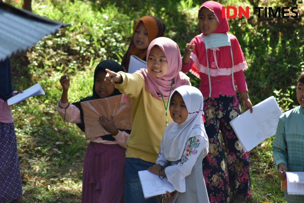 Belasan pemuda-pemudi karang taruna di di Kampung Cibiru Beet, Desa Cileunyi Wetan, Kabupaten Bandung, Jawa Barat membuka sekolah tatap muka secara gratis di tengah kesulitan akses ponsel pintar dan internet. IDN Times/Debbie Sutrisno