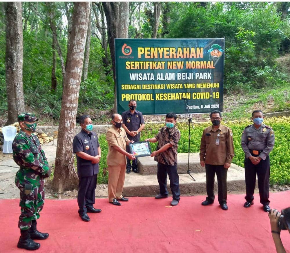 Penyerahan sertifikat new normal wisata alam Beiji Park oleh Pemkab Pacitan kepada pihak pengelola. Instagram.com/disparporapacitan