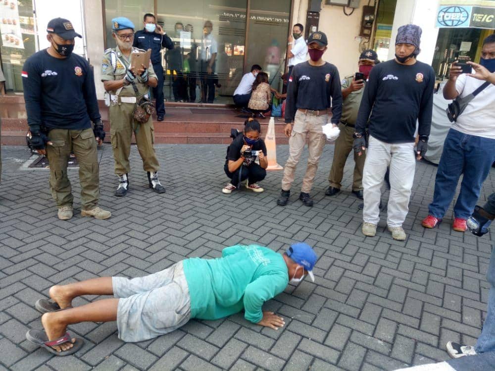 Sejumlah petugas saat menghukum warga dengan push-up. Dok Satpol PP Kota Semarang