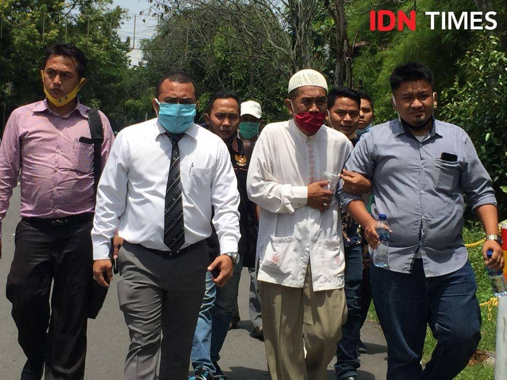 Sarpan saat didampingi pengacara dan pihak keluarga (IDN Times/Indah Permata Sari)