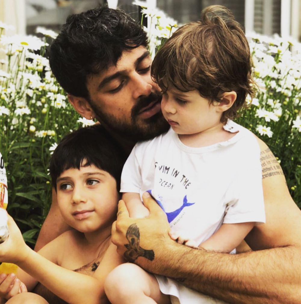 10 Momen Hangat Michele Morrone dengan Buah Hati, Daddy Kesayangan!