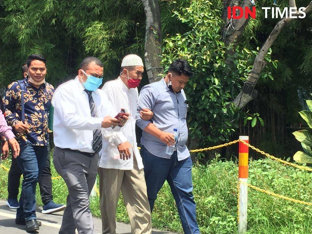 Sarpan saat didampingi pengacara dan pihak keluarga (IDN Times/Indah Permata Sari)