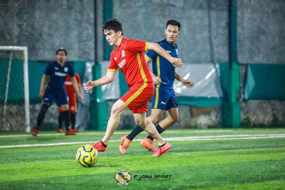 Hobi Sepak Bola, 10 Pesona Christ Laurent Saat Merumput di Lapangan