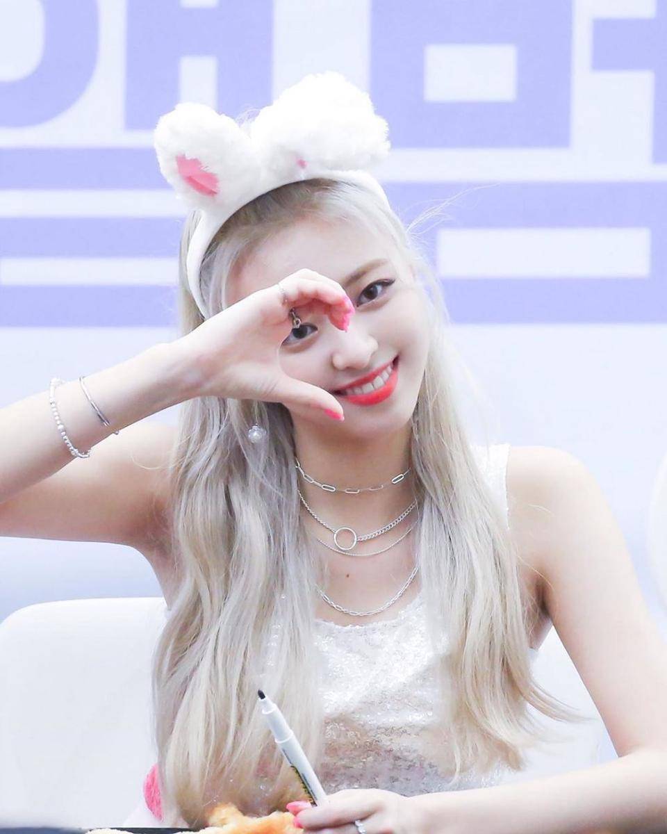 Instagram.com/yuna._itzy