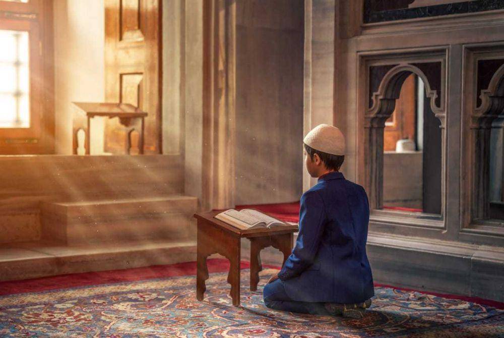 ilustrasi membaca Al-Qur'an (pexels.com/abdullah ghatasheh)