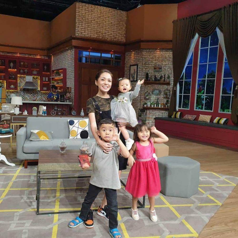 10 Potret Keseharian Maya Septha Jadi Ibu 3 Anak, Makin Bahagia!