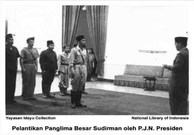 Jenderal Soedirman dilantik sebagai Panglima Besar TNI oleh Presiden RI Soekarno (Website/opac.perpusnas.go.id)