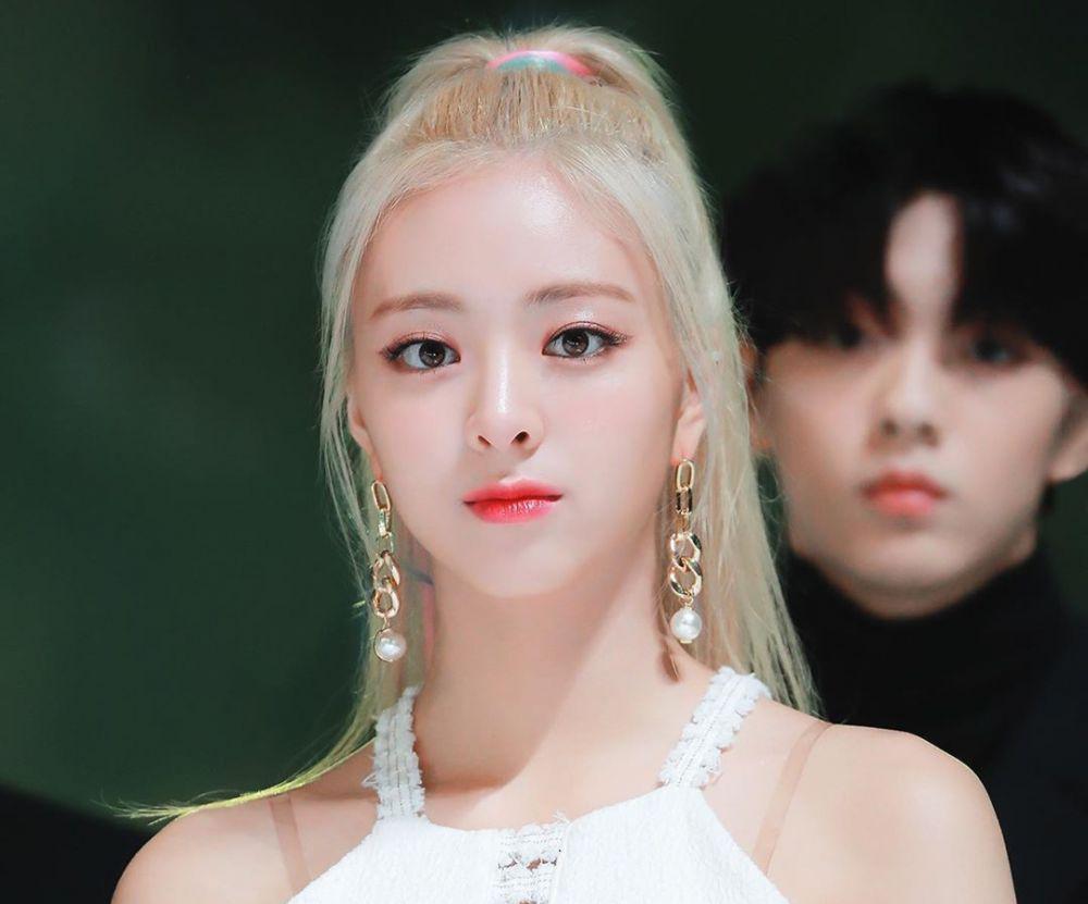 9 Pesona Yuna ITZY Saat Kenakan Outfit Putih, Makin Stunning!