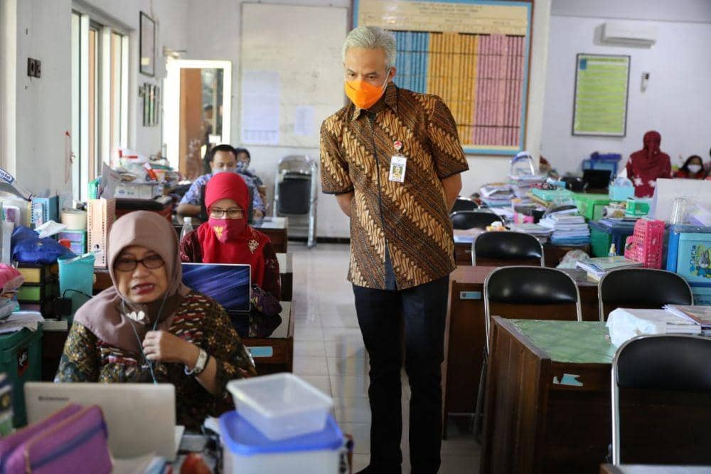 Gubernur Jateng Ganjar Pranowo saat bertemu guru SMAN 1 Semarang. Dok Humas Pemprov Jateng