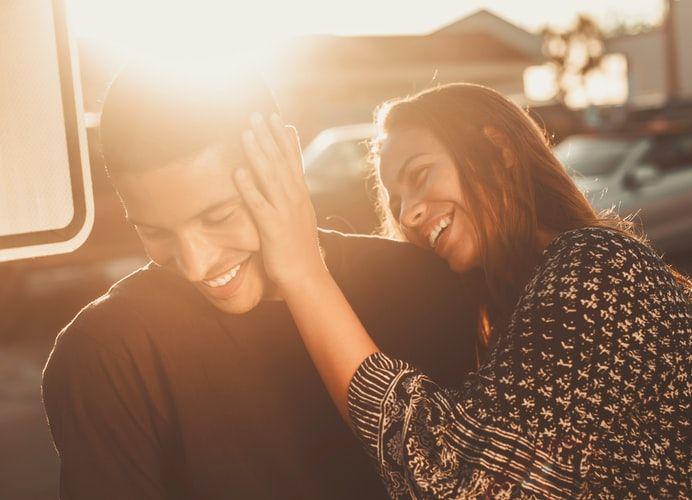 5 Alasan Seseorang Melakukan Flirting, Gak Cuma Sekadar Menggoda!