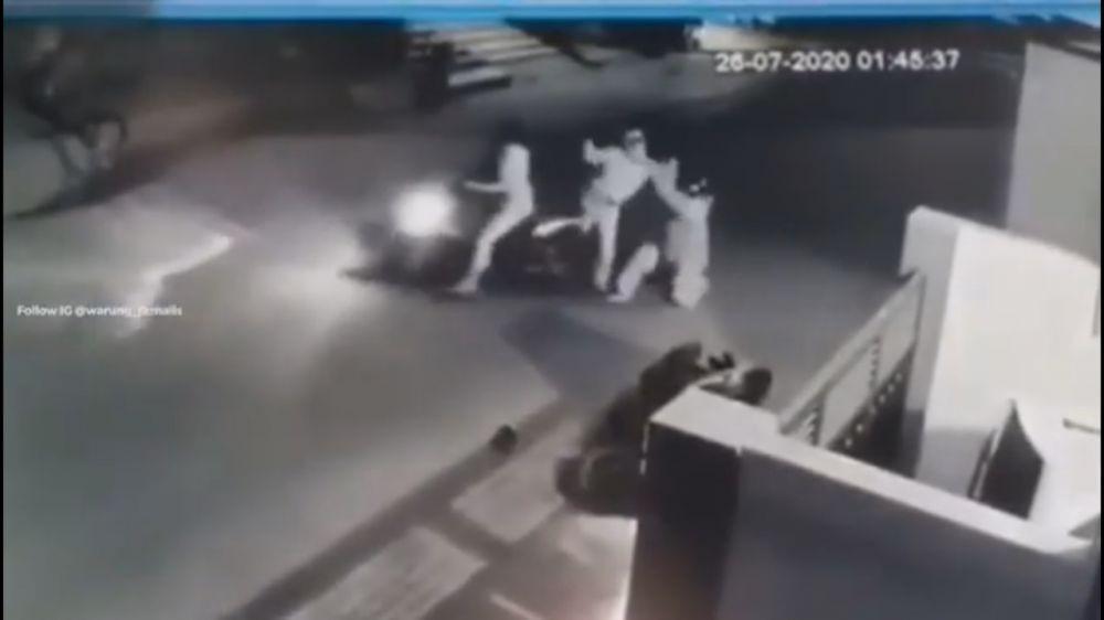 Ilustrasi aksi begal yang tertangkap kamera CCTV. (Instagram.com/warung_jurnalis)