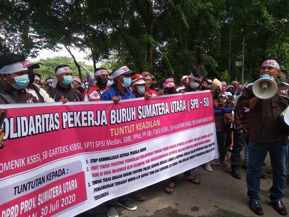 Ratusan buruh lakukan aksi di depan kantor DPRD Sumut, guna menyampaikan rasa kecewa rekan buruh yang menjadi tersangka saat membuat laporan penganiayaan (Dok. Istimewa)