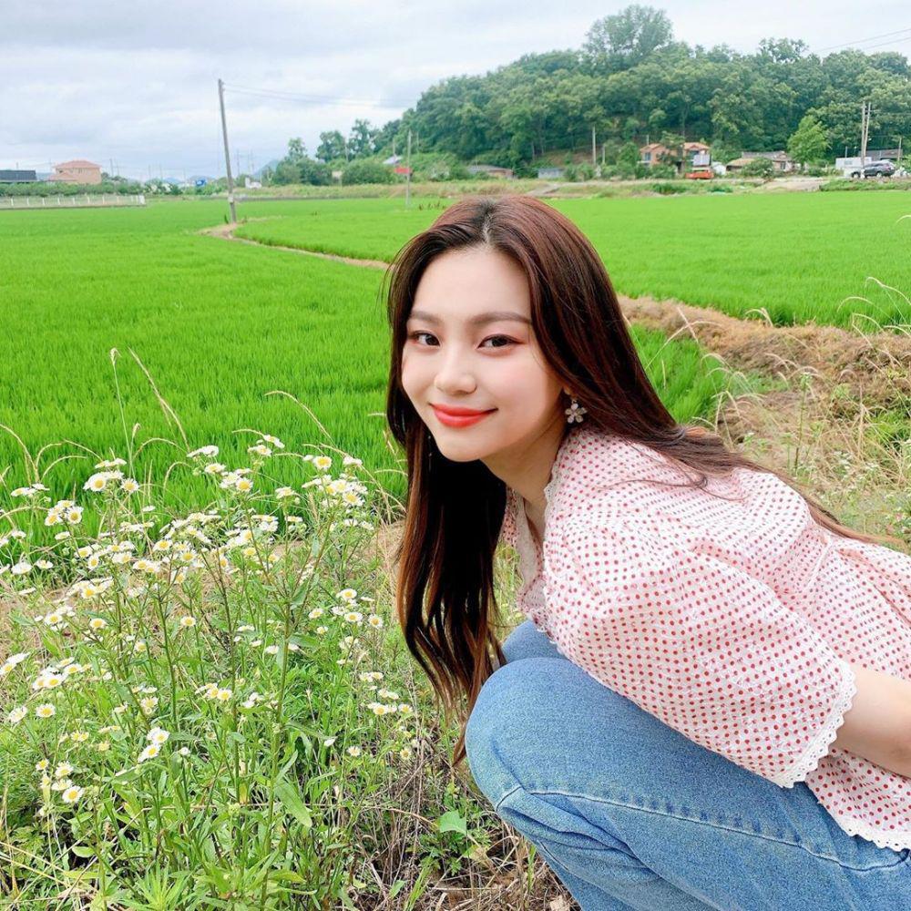 Rehat karena Cedera Kaki, 9 Potret Umji GFRIEND yang Bikin Gemas