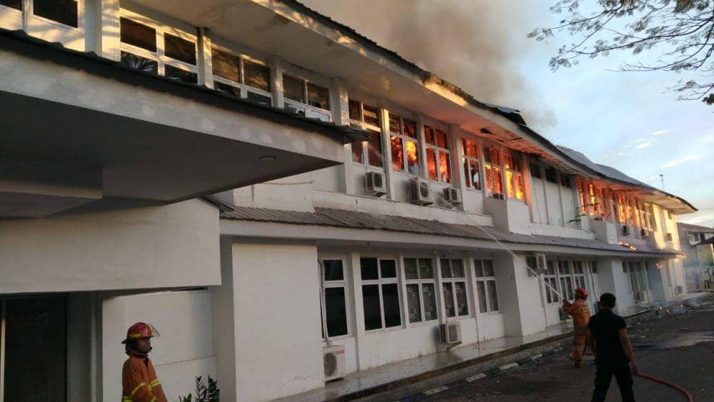 Kebakaran di Kantor Dinas Kesehatan Sulsel/Damkar Makassar