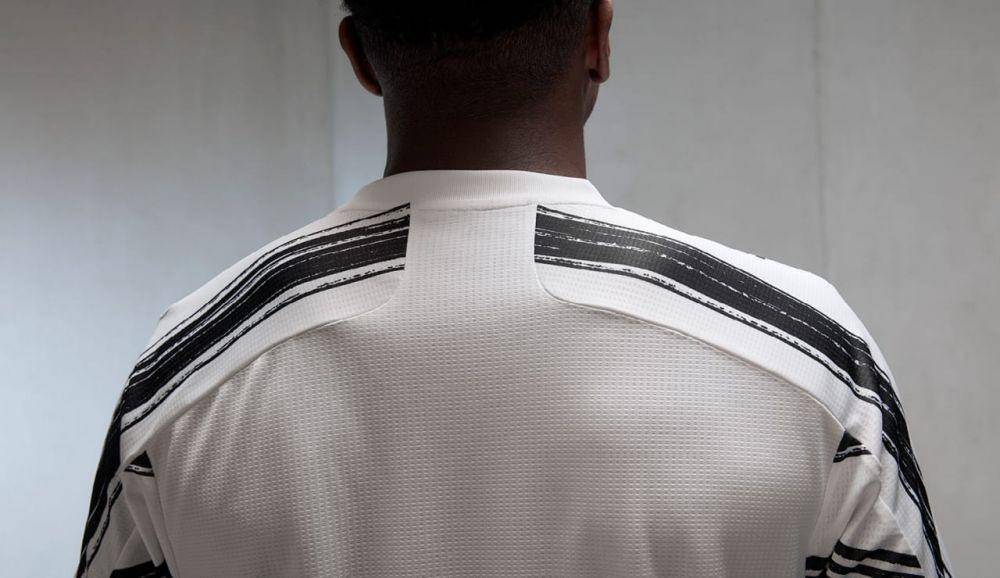 Jersey kandang baru Juventus musim 2020/2021. (juventus.com)