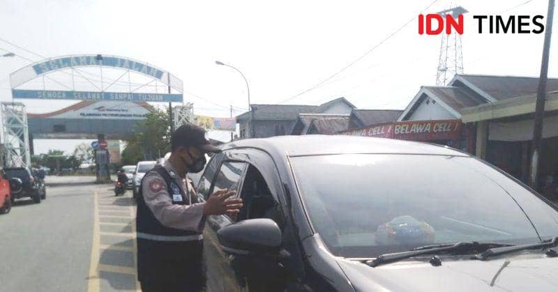 Petugas pos pengetatan COVID-19 di pelabuhan ferry PPU saat melakukan pemeriksaan (IDN Times/Ervan Masbanjar)