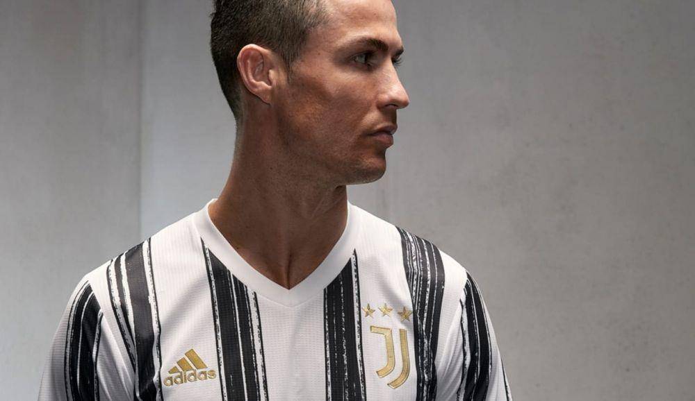 Cristiano Ronaldo sedang menggunakan jersey kandang anyar milik Juventus. (juventus.com)