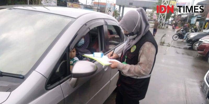 Seorang petugas pos pengetatan mendatang warga yang datang ke PPU (IDN Times/Ervan Masbanjar)