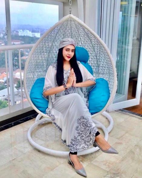 Sering Staycation, 10 Gaya Liburan Vernita Syabilla yang Jadi Sorotan