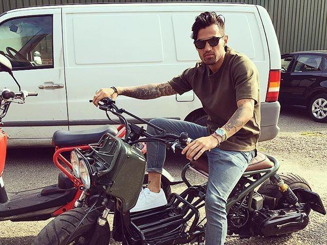 Cocok Buat Hangout, 10 Gaya Kasual ala Pesepak Bola Stefano Lilipaly
