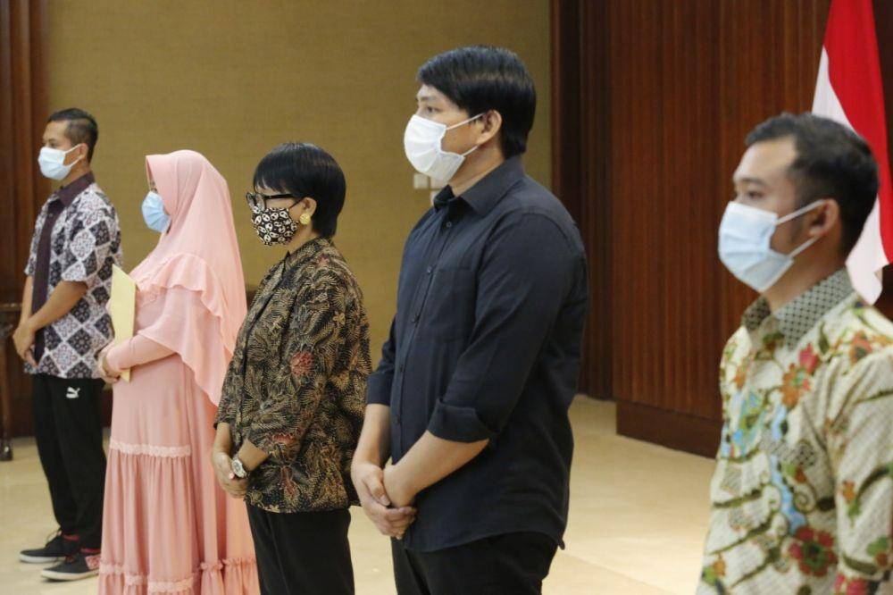 Menteri Luar Negeri Indonesia Retno Marsudi bersama tiga ABK yang dibebaskan usai disandera 40 hari di Gabon pada 30 Juli 2020. Handout Kementerian Luar Negeri Indonesia