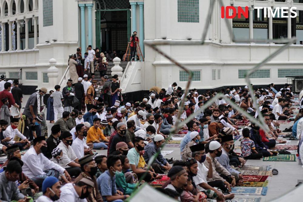 Masyarakat mengikuti salat Idul Adha di Masjid Raya Al Mashun, Medan, Jumat (31/7/2020).(IDN Times/Prayugo Utomo)