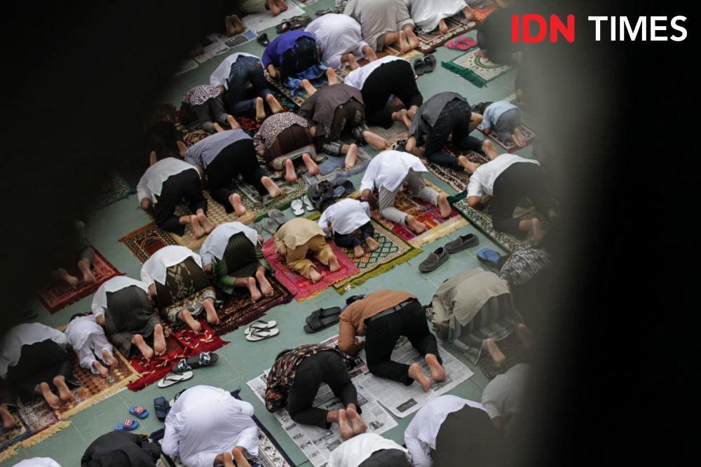 Masyarakat mengikuti salat Idul Adha di Masjid Raya Al Mashun, Medan, Jumat (31/7/2020).(IDN Times/Prayugo Utomo)