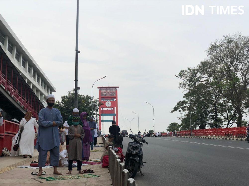 Dibatasi, Jemaah Masjid Agung Palembang Tetap Membeludak
