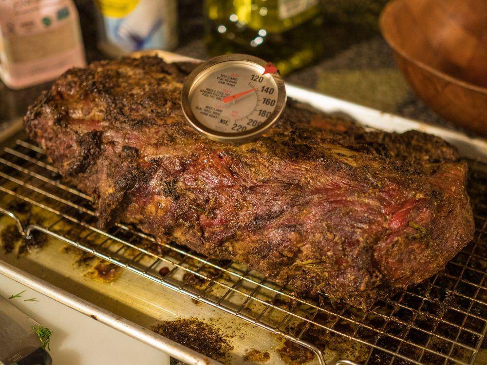 ilustrasi cek kematangan daging dengan termometer (pixabay.com/Larry White)