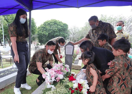 Ultah Pernikahan, 10 Momen SBY dan Keluarga Nyekar ke Makam Bu Ani
