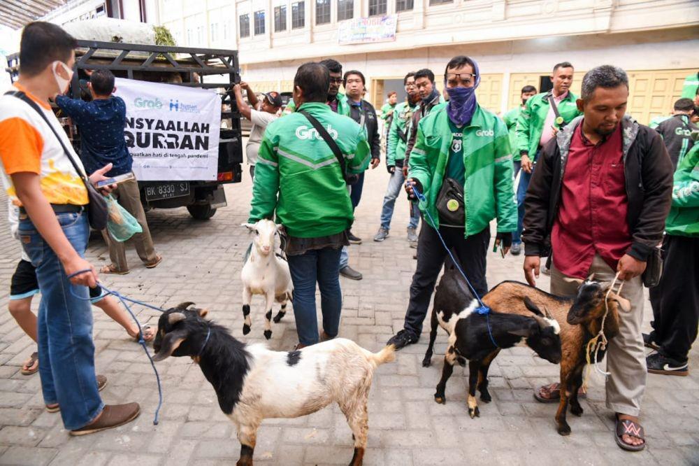Mitra pengemudi GrabCar dan GrabBike di Medan pemenang dari kompetisi “Semua Bisa Berqurban” (Dok. IDN Times)