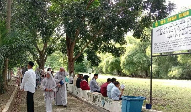 Warga Larut dalam Doa dan Zikir di Kuburan Massal Korban Tsunami Aceh