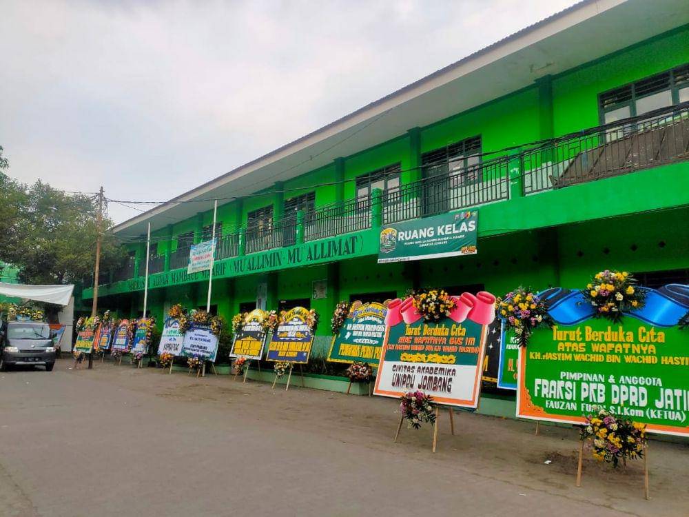 Papan karangan bungan di halaman pesantren Mambaul Maarif Denanyar Jombang. IDN Times/Zainul Arifin
