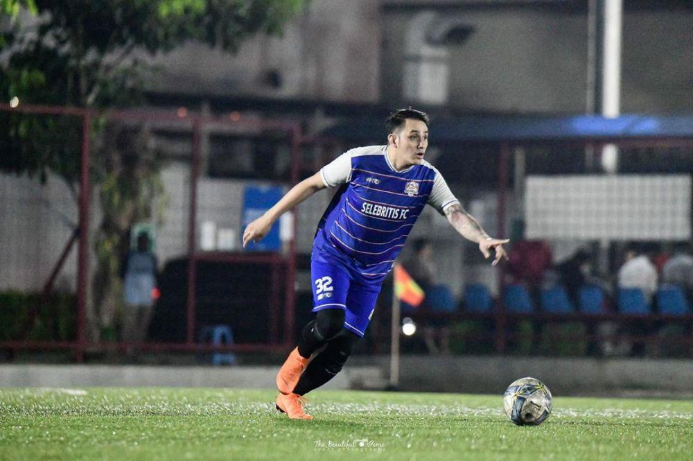Bak Atlet, Ini 9 Potret Memukau Vicky Nitinegoro Saat Main Sepak Bola