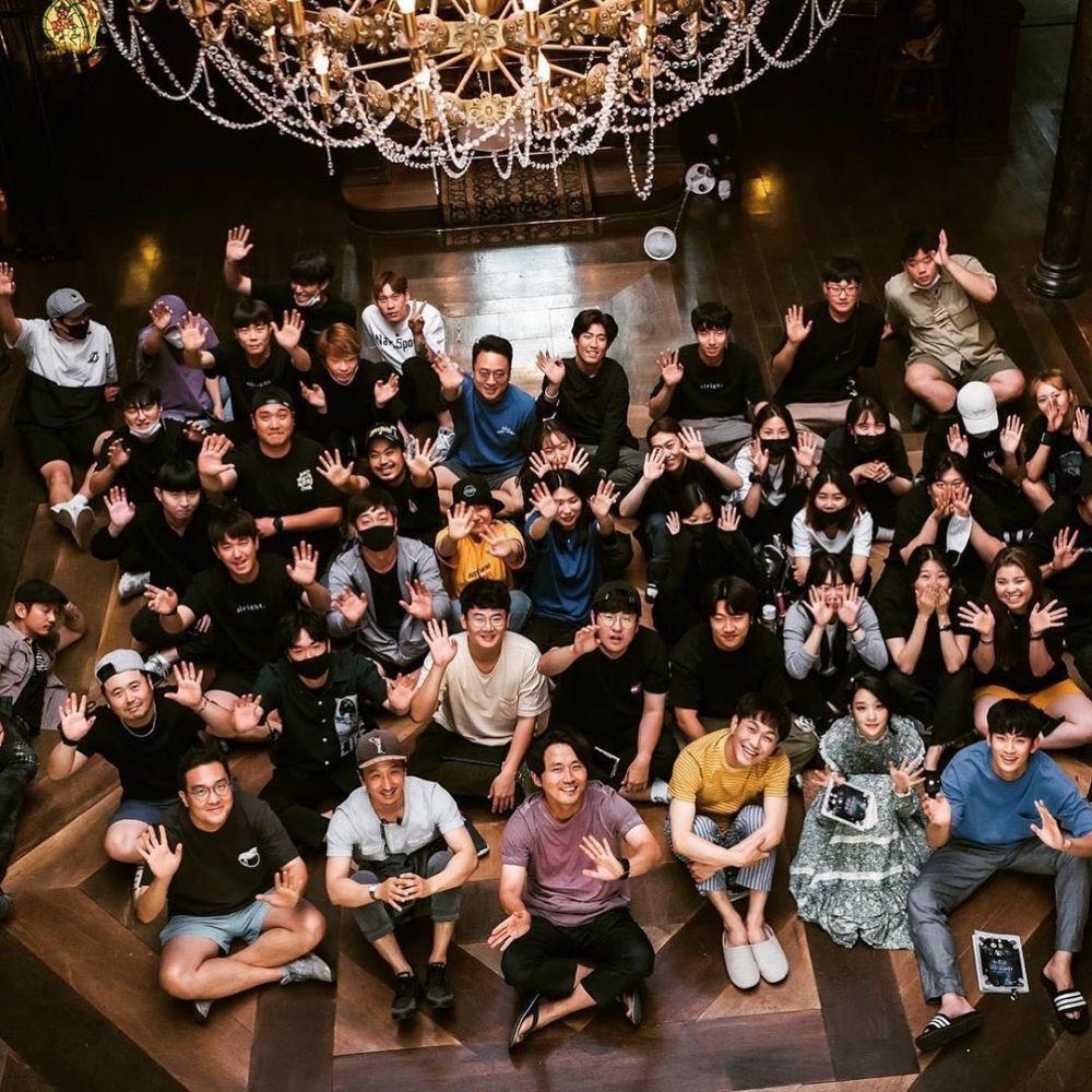 Tamat, 9 Potret Kebersamaan Pemain dan Kru 'It's Okay To Not Be Okay'
